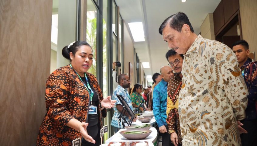 巴布亚土著青年大使向海事和投资协调部长Luhut Binsar Panjaitan解释香料和藻类