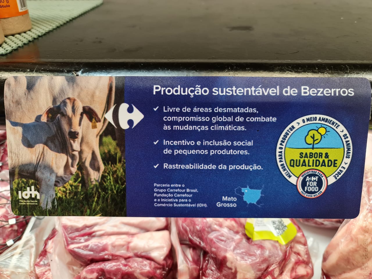 在圣保罗的家乐福商店的森林砍伐免费牛肉