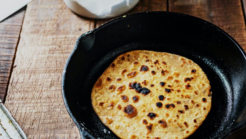 煎锅中的naan面包